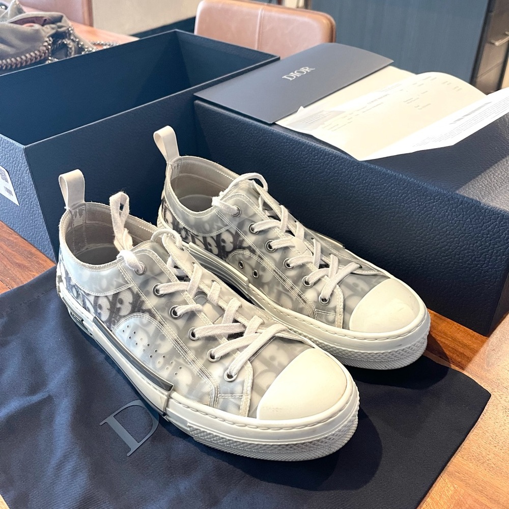 DIOR SNEAKER
White and Black Dior Oblique Canvas